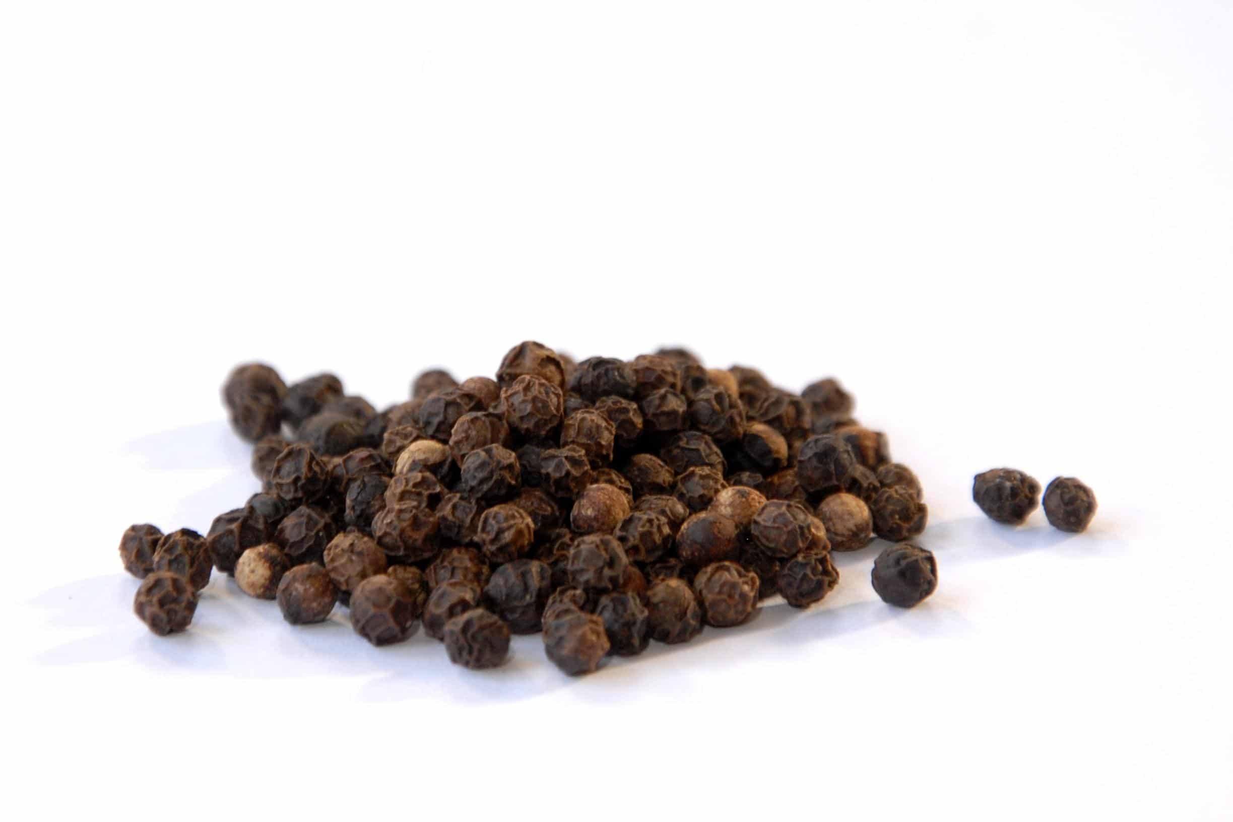 Black pepper. Перец черный (Black Pepper). Чёрный перец против Ковида. Чёрный перец против ковид 19. Красивый черный молотый перец.